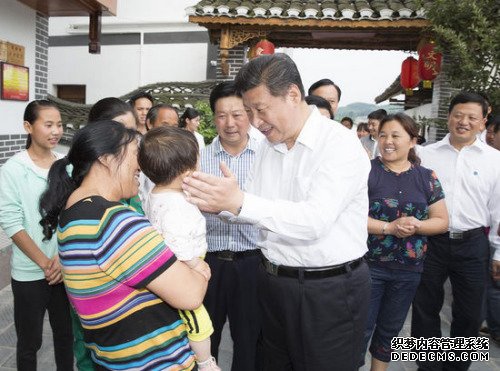 资料图:2015年6月16日至18日,中共中央总书记、国家主席、中央军委主席习近平来到贵州遵义、贵阳和贵安新区, 深入农村、企业、学校、园区、红色教育基地,就做好扶贫开发工作、谋划好“十三五”时期经济社会发展进行调研考 察。图片来源:新华网 资料图:2015年6月16日至18日,中共中央总书记、国家主席、中央军委主席习近平来到贵州遵义、贵阳和贵安新区, 深入农村、企业、学校、园区、红色教育基地,就做好扶贫开发工作、谋划好“十三五”时期经济社会发展进行调研考 察。图片来源:新华网