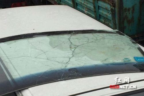 肇事车辆车窗玻璃在事故中破损严重。 肇事车辆车窗玻璃在事故中破损严重。