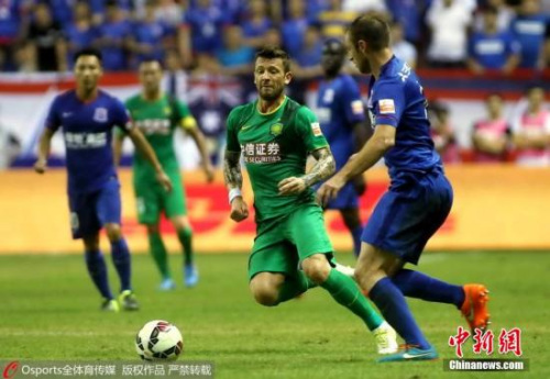 球员在拼抢。图片来源:Osports全体育图片社 球员在拼抢。图片来源:Osports全体育图片社
